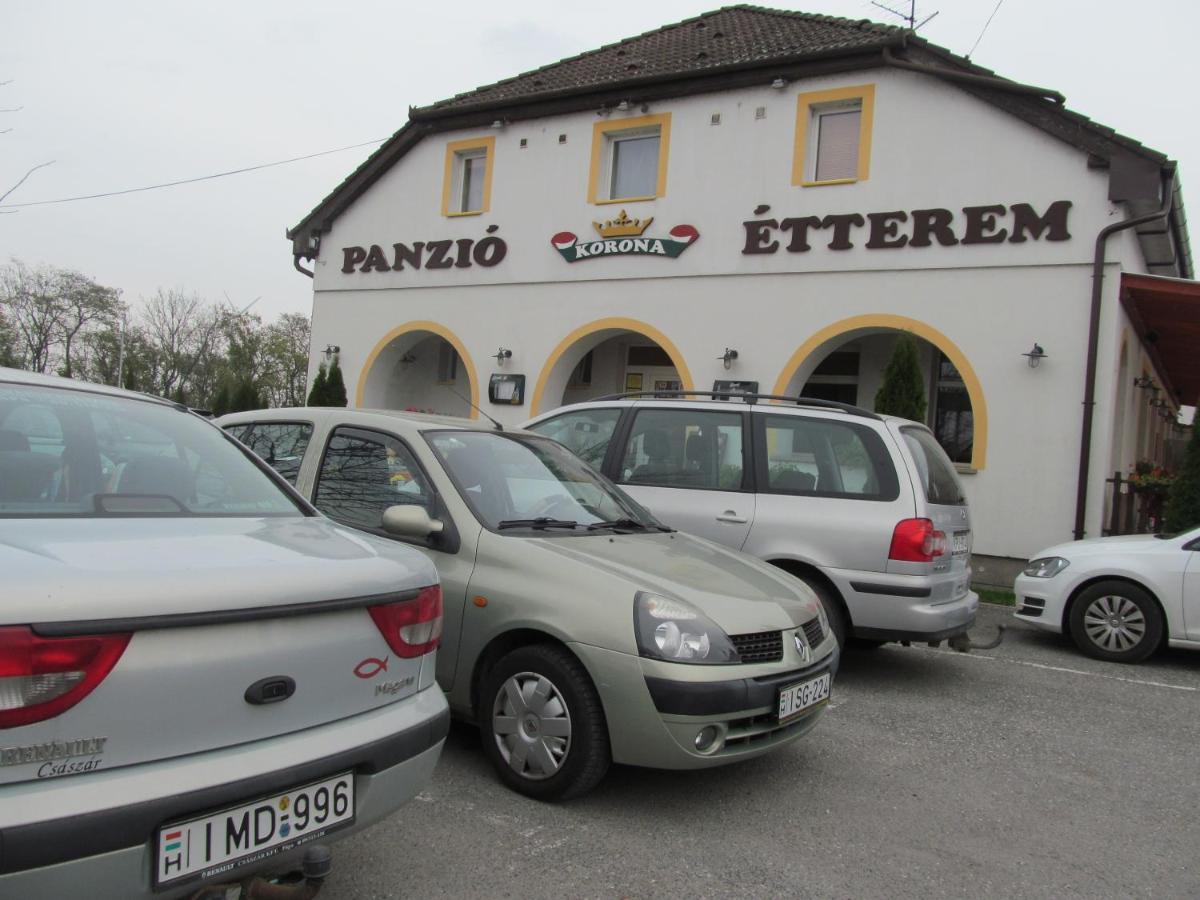Korona Panzió Levél Exterior foto